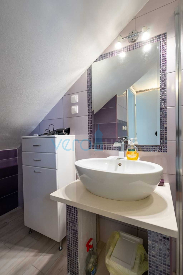 Otok Krk, Stara Baška, samostojeća kuća, 4 apartmana,  otvoreni pogled na more, prodaja