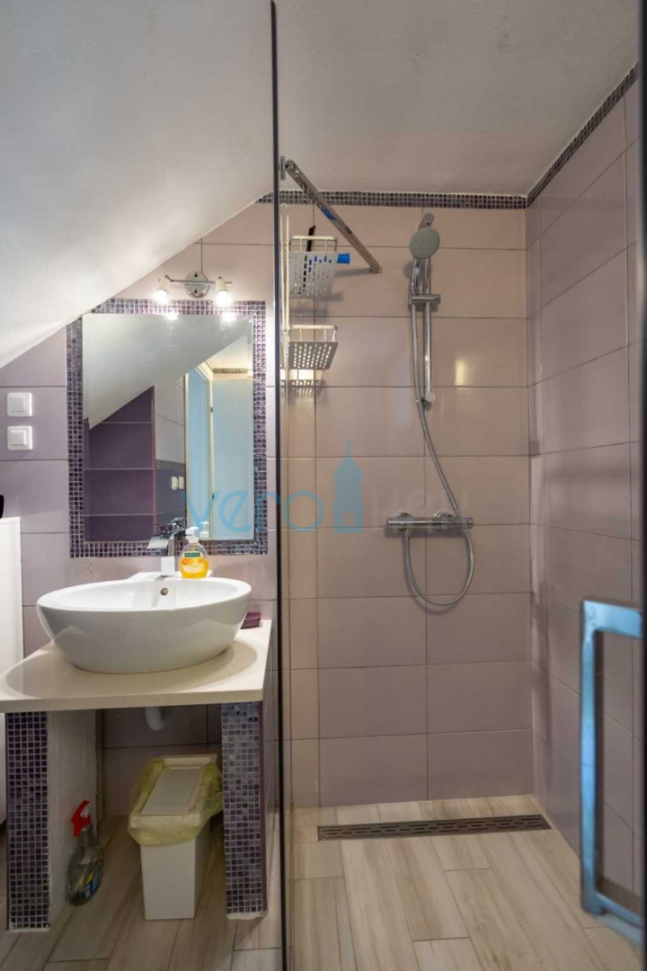 Otok Krk, Stara Baška, samostojeća kuća, 4 apartmana,  otvoreni pogled na more, prodaja