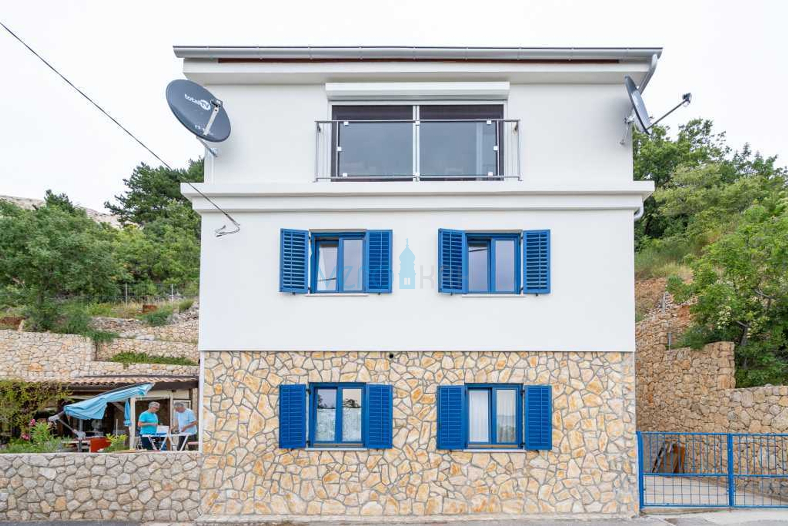 Otok Krk, Stara Baška, samostojeća kuća, 4 apartmana,  otvoreni pogled na more, prodaja