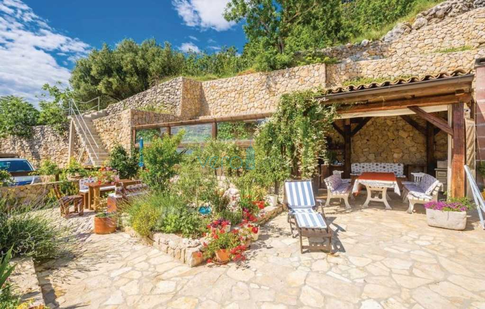 Otok Krk, Stara Baška, samostojeća kuća, 4 apartmana,  otvoreni pogled na more, prodaja