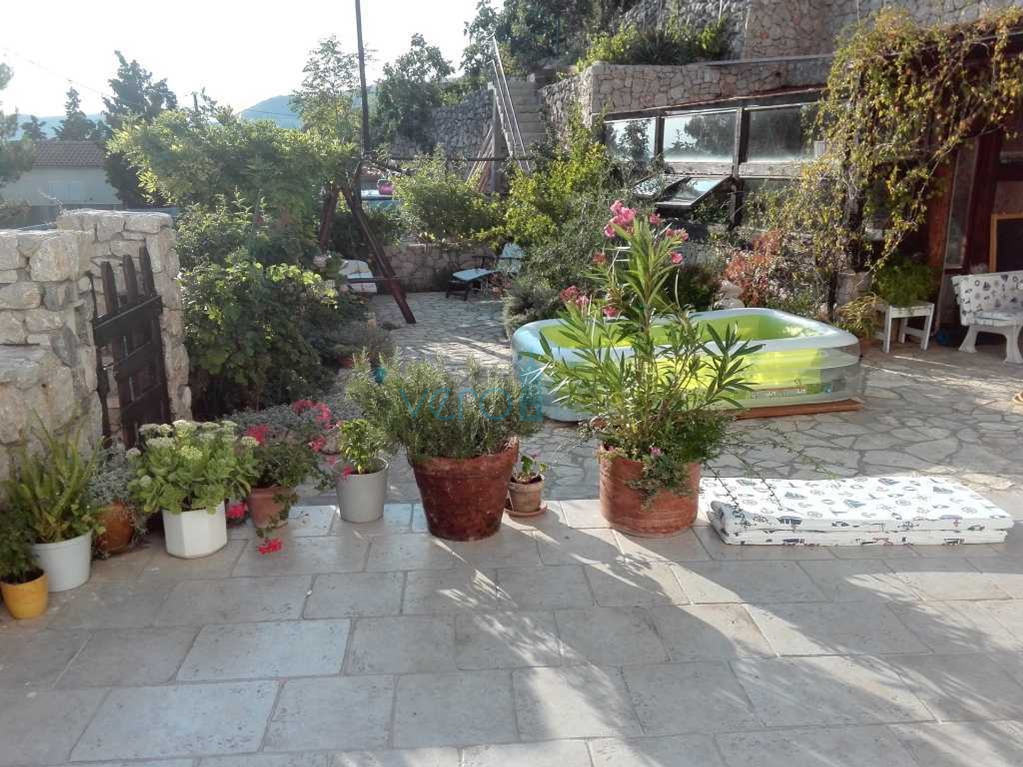 Otok Krk, Stara Baška, samostojeća kuća, 4 apartmana,  otvoreni pogled na more, prodaja