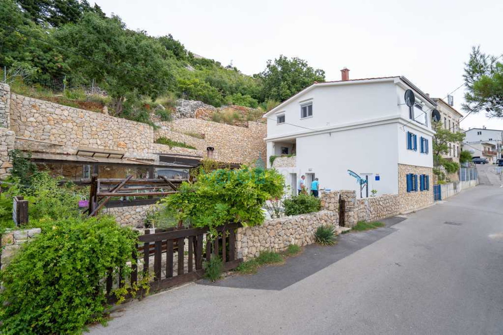 Otok Krk, Stara Baška, samostojeća kuća, 4 apartmana,  otvoreni pogled na more, prodaja