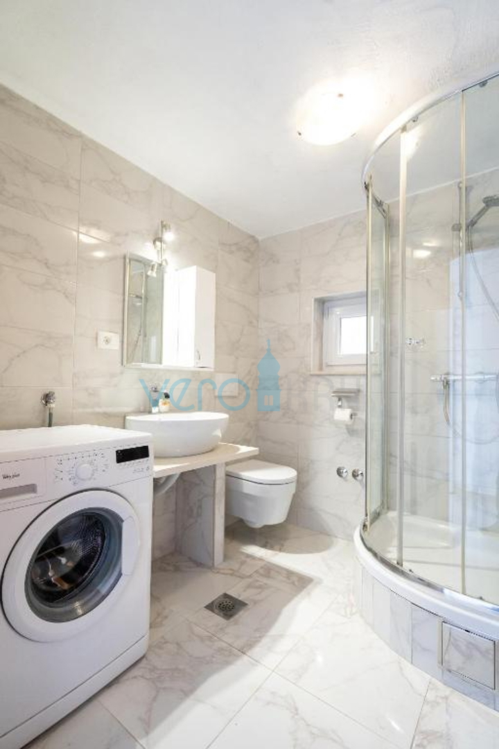 Otok Krk, Stara Baška, samostojeća kuća, 4 apartmana,  otvoreni pogled na more, prodaja