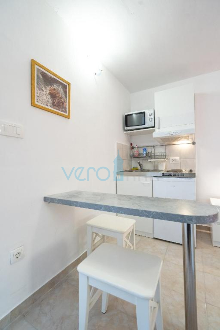 Otok Krk, Stara Baška, samostojeća kuća, 4 apartmana,  otvoreni pogled na more, prodaja