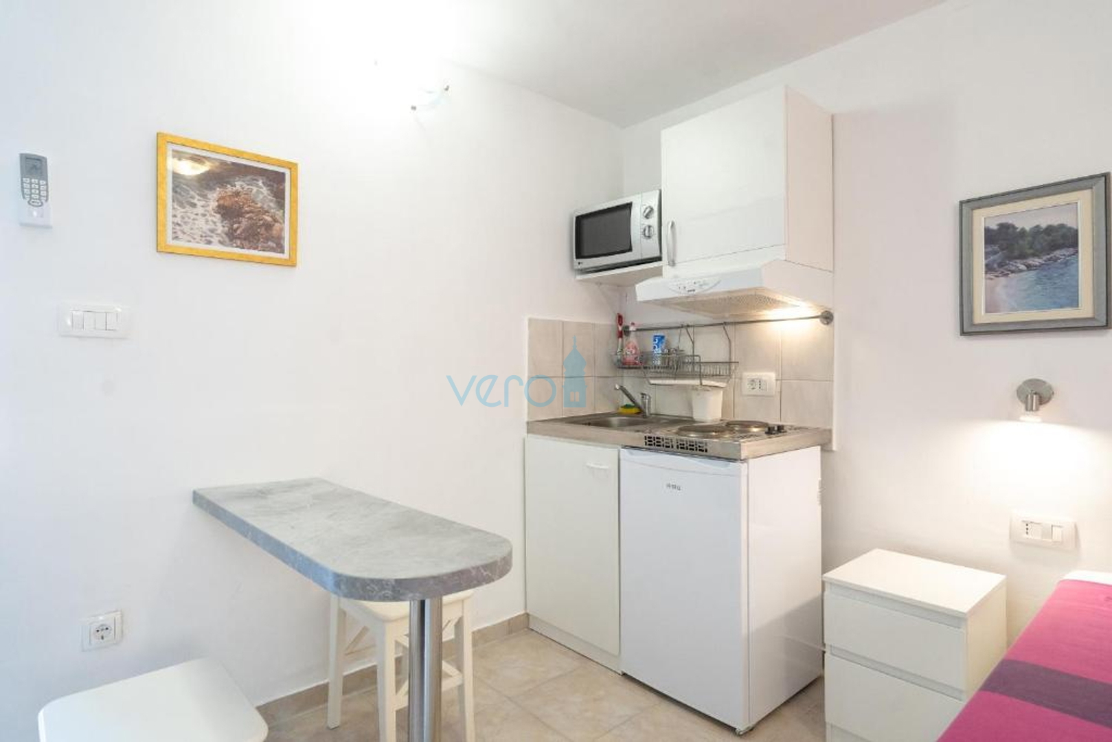 Otok Krk, Stara Baška, samostojeća kuća, 4 apartmana,  otvoreni pogled na more, prodaja