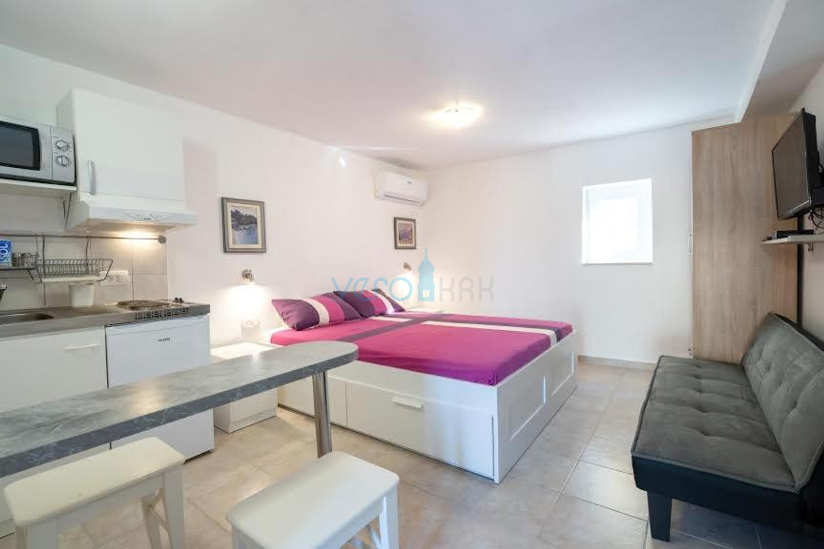 Otok Krk, Stara Baška, samostojeća kuća, 4 apartmana,  otvoreni pogled na more, prodaja