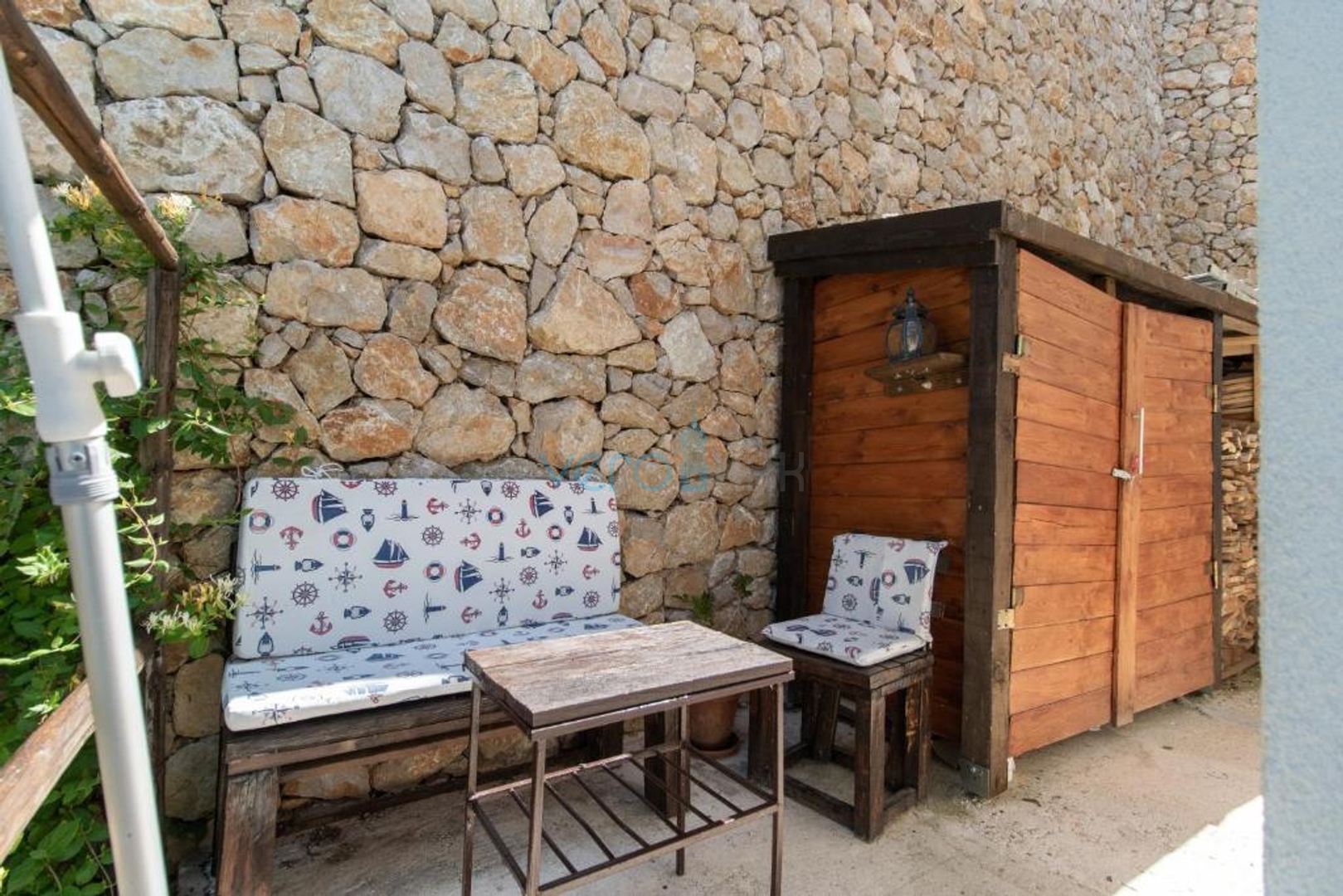 Otok Krk, Stara Baška, samostojeća kuća, 4 apartmana,  otvoreni pogled na more, prodaja