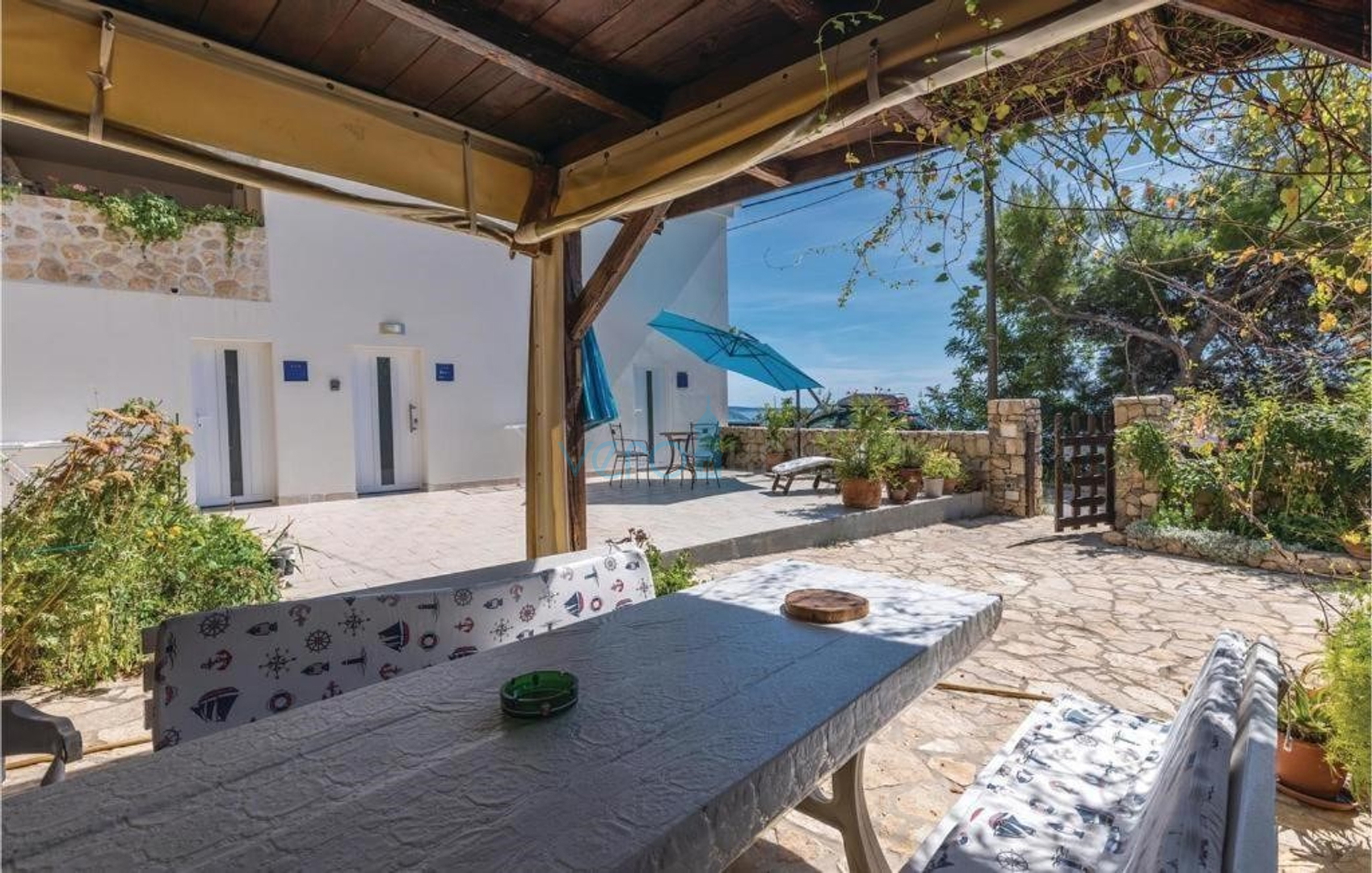 Otok Krk, Stara Baška, samostojeća kuća, 4 apartmana,  otvoreni pogled na more, prodaja