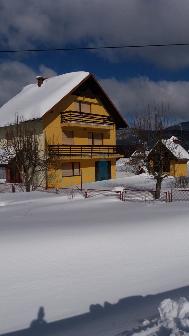 Gorski kotar, Mrkopalj, Samostojeća katnica na zelenoj okućnici, prodaja