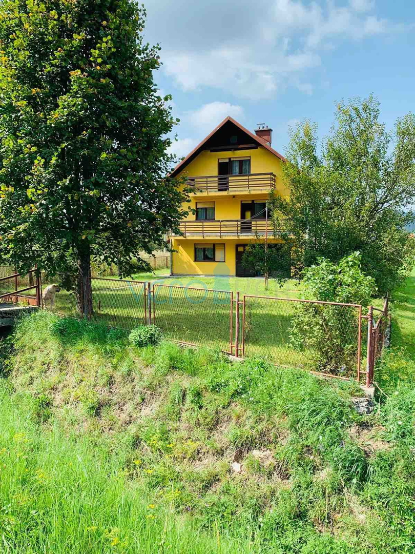 Gorski kotar, Mrkopalj, Samostojeća katnica na zelenoj okućnici, prodaja