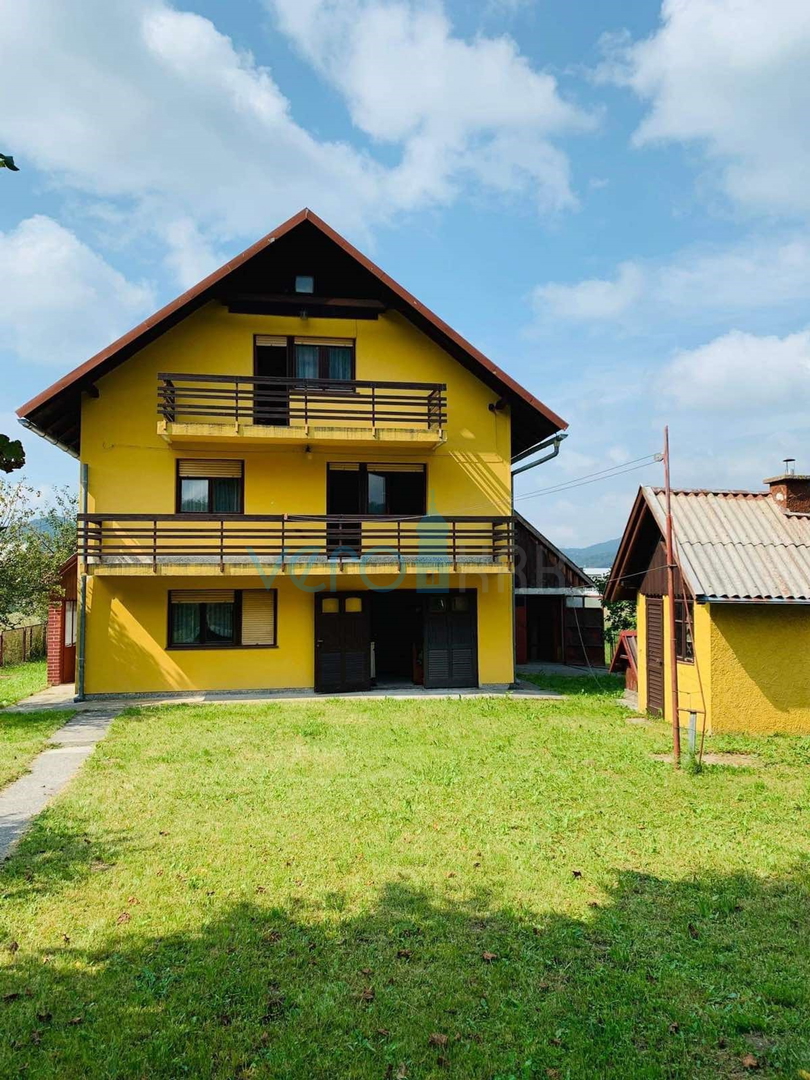 Gorski kotar, Mrkopalj, Samostojeća katnica na zelenoj okućnici, prodaja