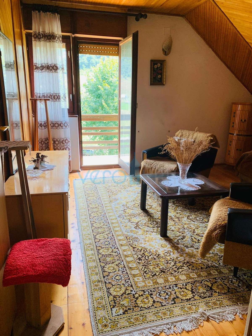 Gorski kotar, Mrkopalj, Samostojeća katnica na zelenoj okućnici, prodaja