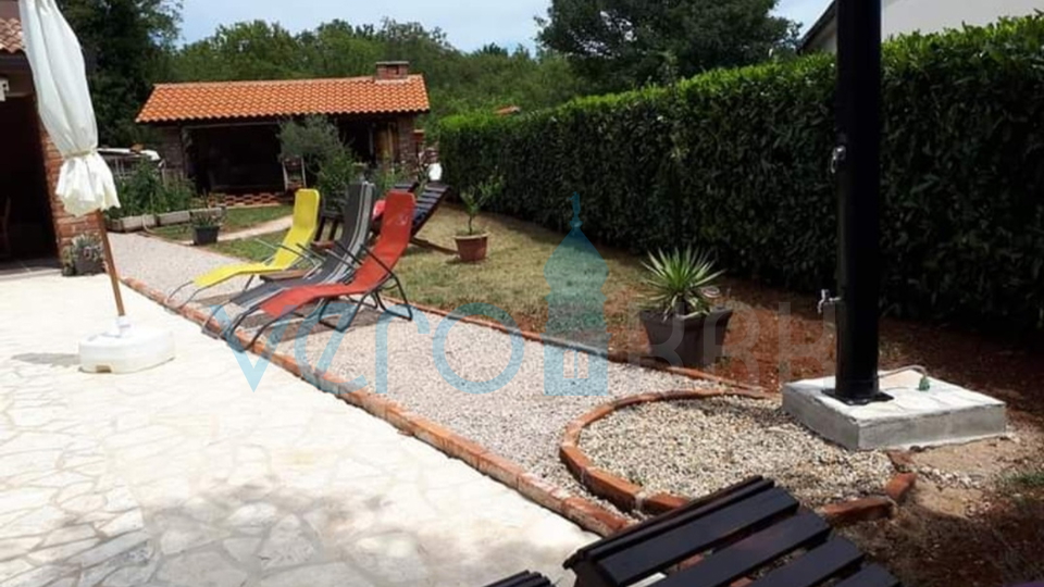 Insel Krk, Umgebung, Haus mit zwei Wohnungen, Swimmingpool und Meerblick, zu verkaufen