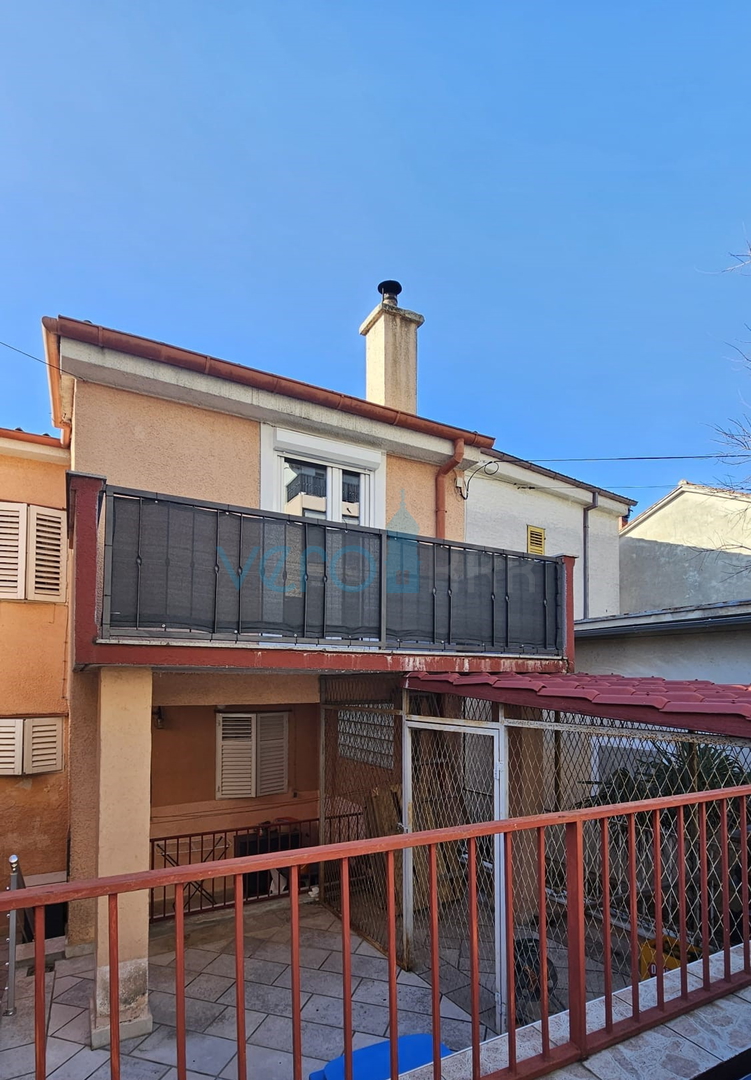 Crikvenica, a floor-through apartment with terraces and garage, 300m to the beach and the center, for sale
