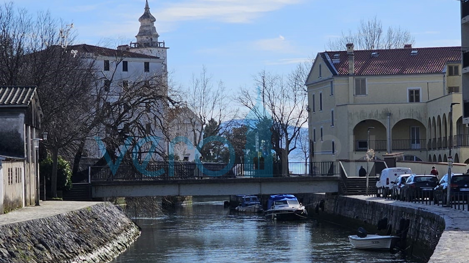 Crikvenica, Etage eines Hauses mit Terrassen und Garage, 300 m vom Strand und dem Zentrum entfernt, zu verkaufen