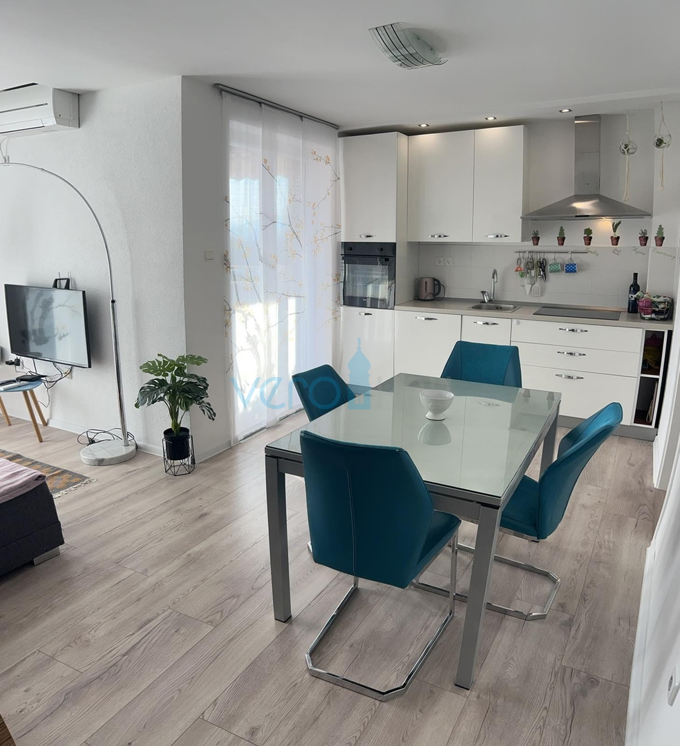 Malinska, otok Krk, prekrasan stan u prizemlju 60 m2, okućnica 40 m2, prodaja