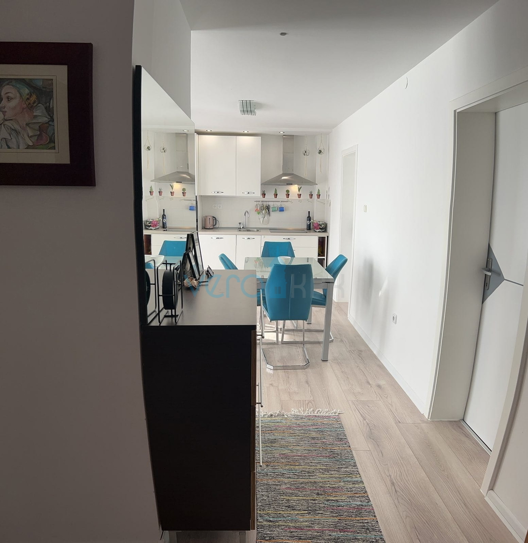 Malinska, otok Krk, prekrasan stan u prizemlju 60 m2, okućnica 40 m2, prodaja