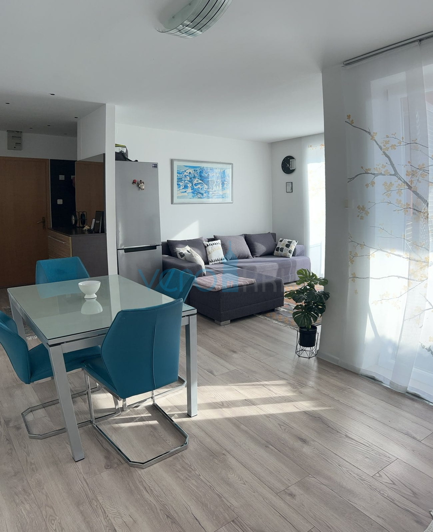 Malinska, otok Krk, prekrasan stan u prizemlju 60 m2, okućnica 40 m2, prodaja