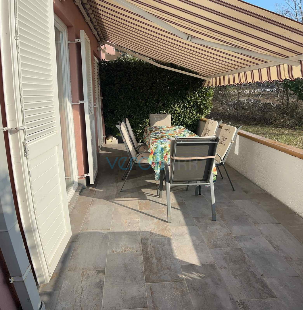 Malinska, otok Krk, prekrasan stan u prizemlju 60 m2, okućnica 40 m2, prodaja