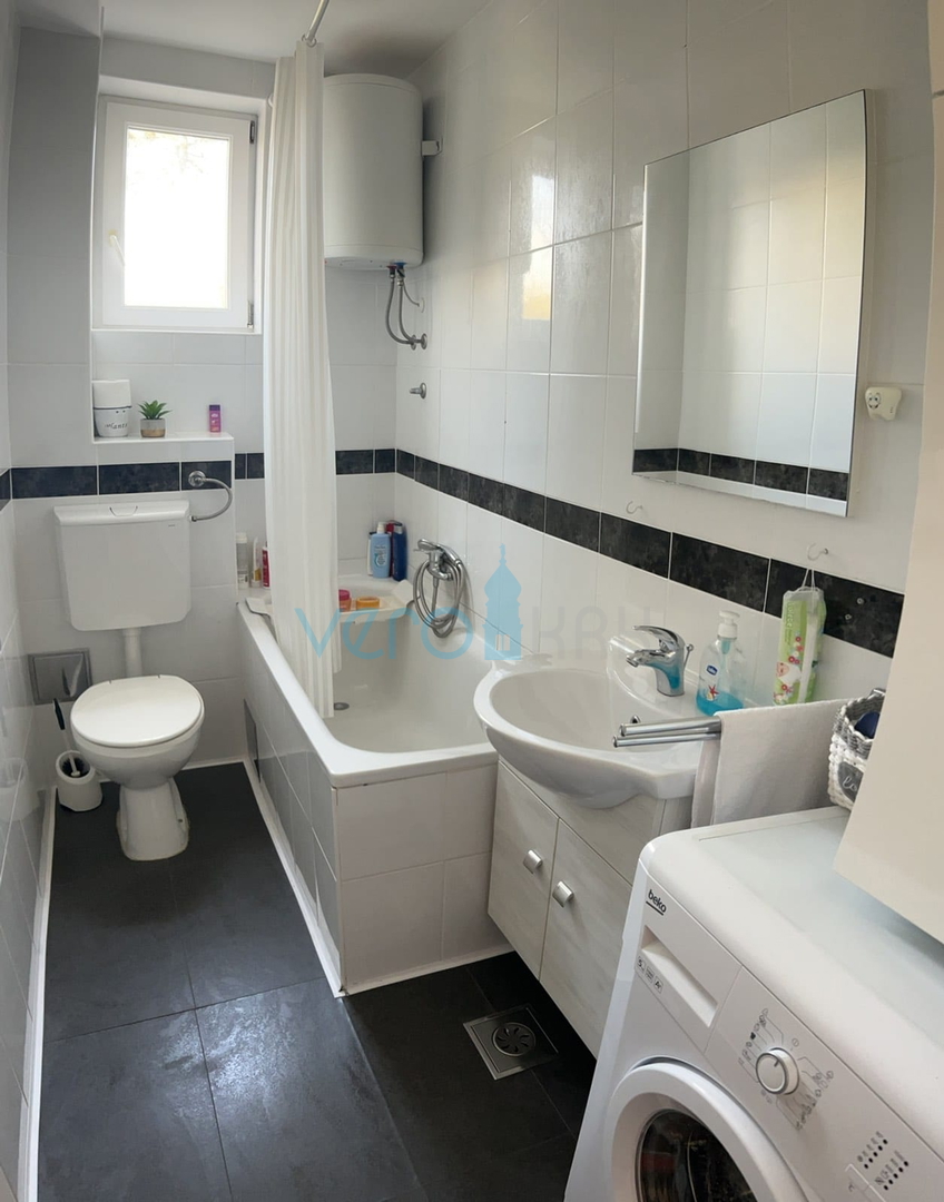 Malinska, otok Krk, prekrasan stan u prizemlju 60 m2, okućnica 40 m2, prodaja