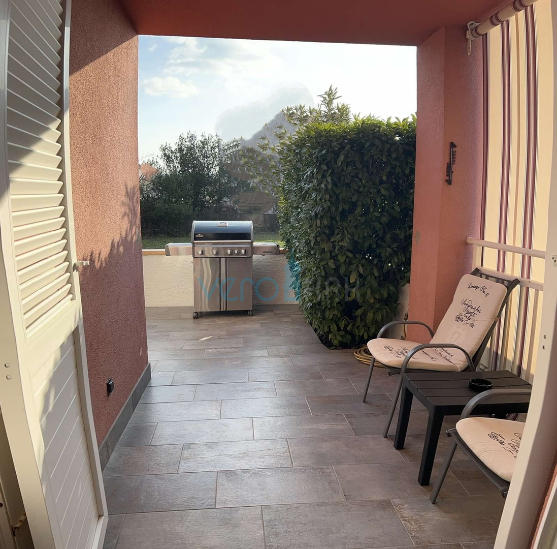 Malinska, otok Krk, prekrasan stan u prizemlju 60 m2, okućnica 40 m2, prodaja