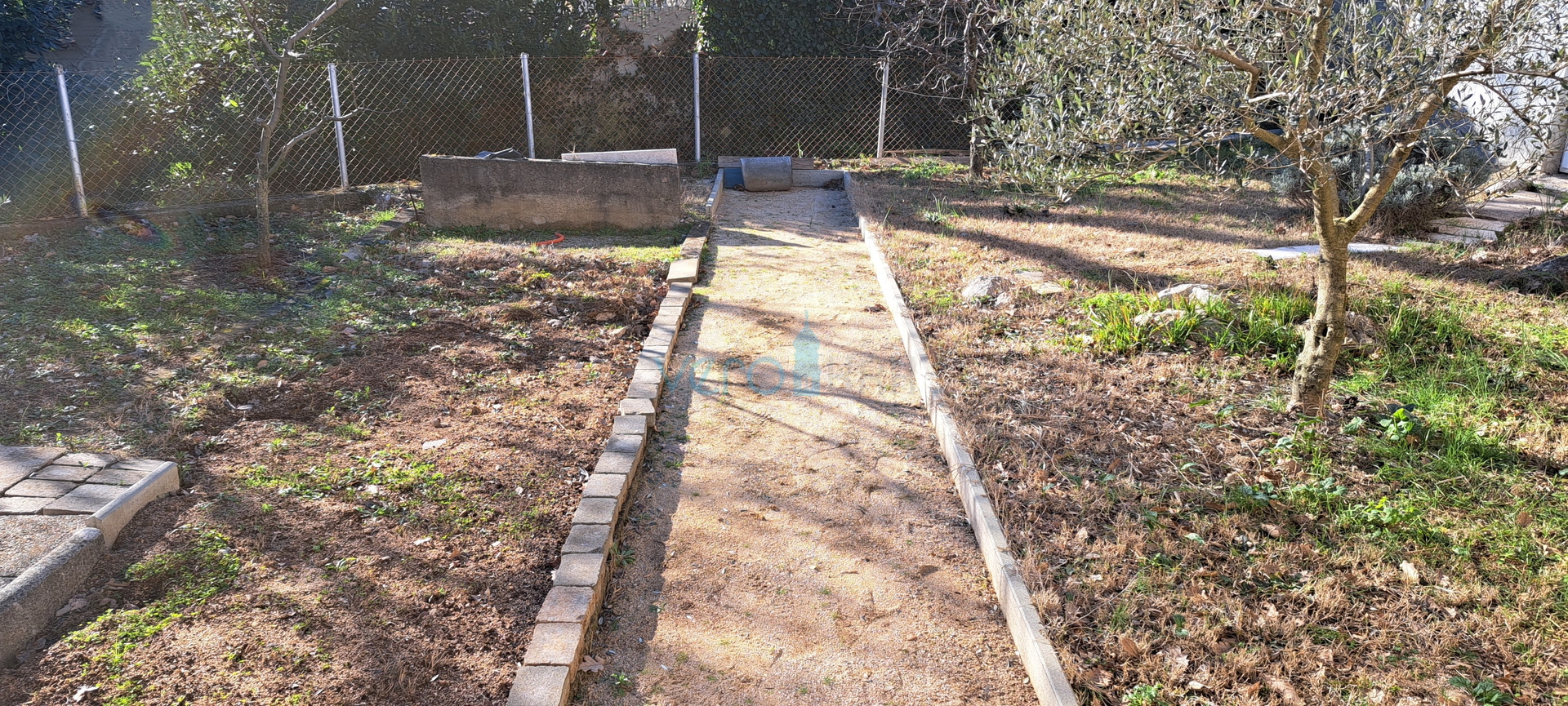 Uvala Soline, otok Krk, tri apartmana u prizemlju, okućnica, prodaja