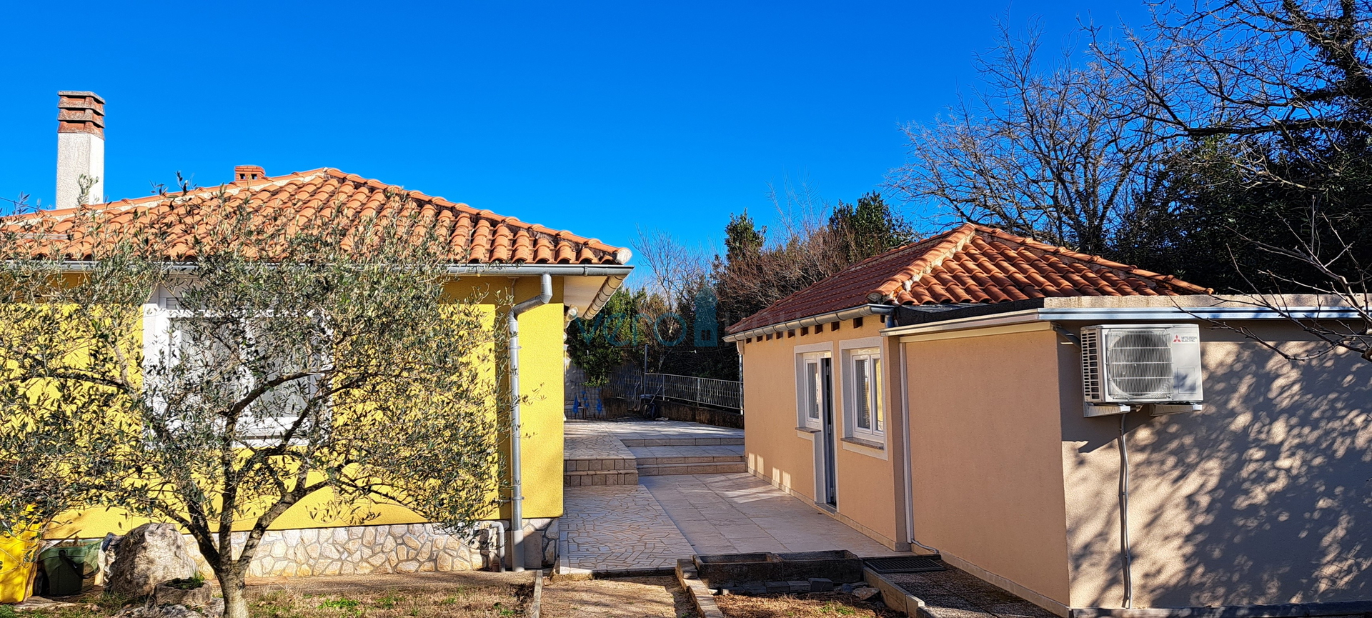 Uvala Soline, otok Krk, tri apartmana u prizemlju, okućnica, prodaja