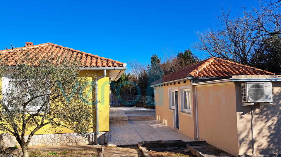 Soline Bay, Insel Krk, drei Wohnungen im Erdgeschoss, Garten, zu verkaufen