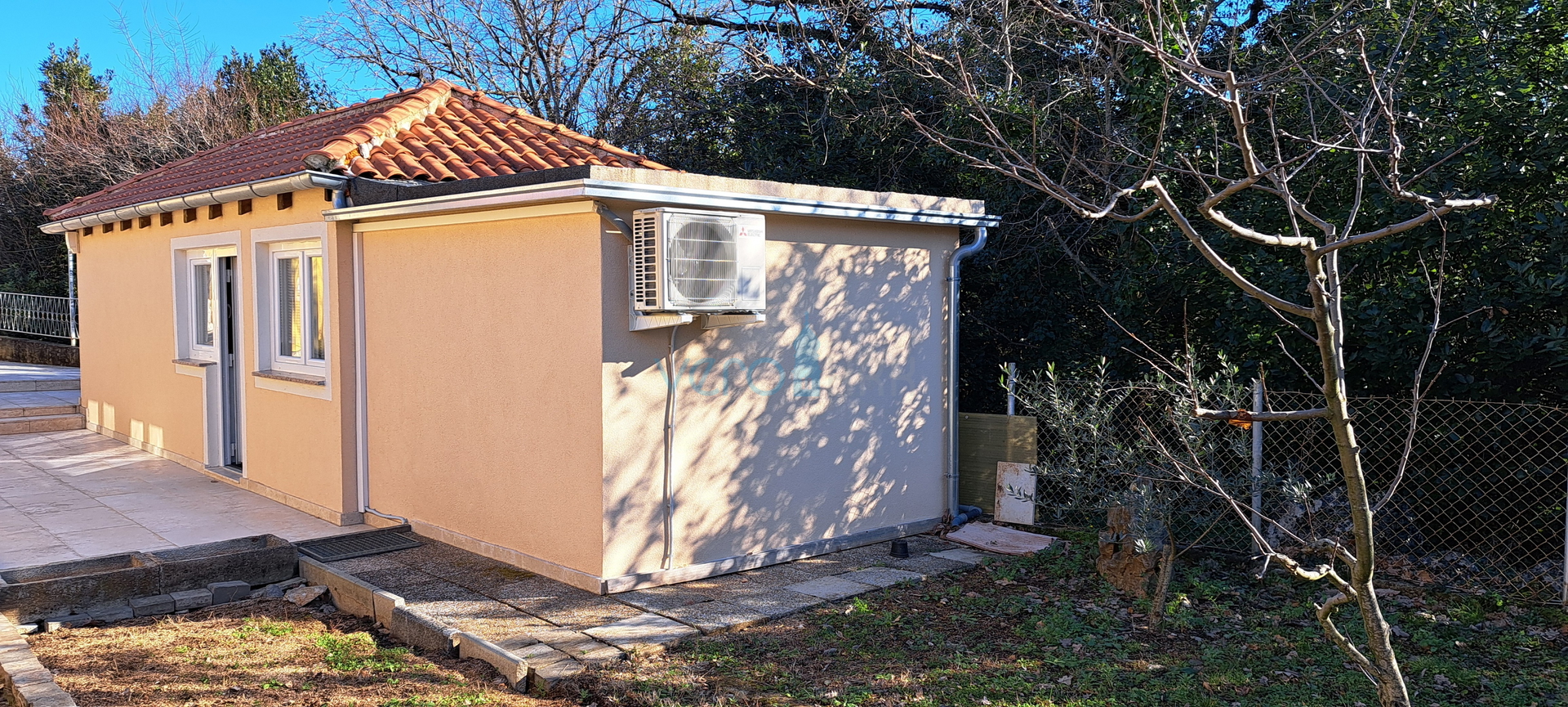 Uvala Soline, otok Krk, tri apartmana u prizemlju, okućnica, prodaja