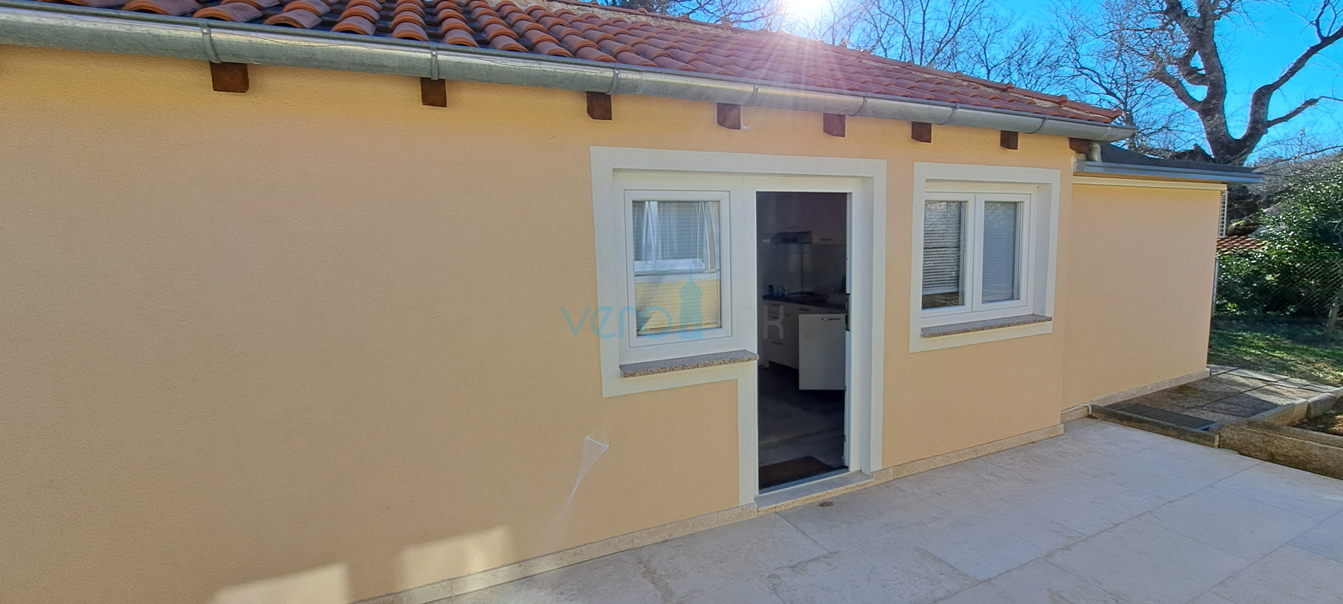 Uvala Soline, otok Krk, tri apartmana u prizemlju, okućnica, prodaja