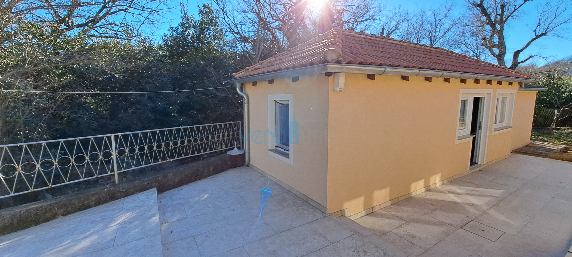 Uvala Soline, otok Krk, tri apartmana u prizemlju, okućnica, prodaja