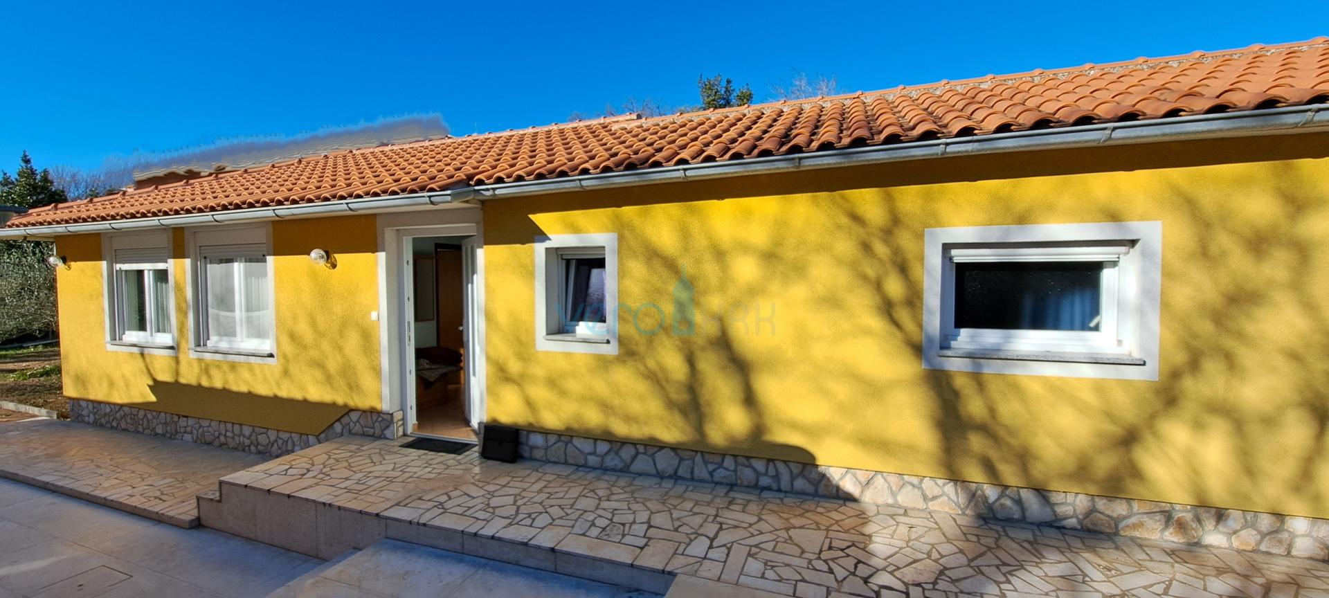 Uvala Soline, otok Krk, tri apartmana u prizemlju, okućnica, prodaja