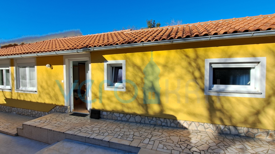 Soline Bay, Insel Krk, drei Wohnungen im Erdgeschoss, Garten, zu verkaufen