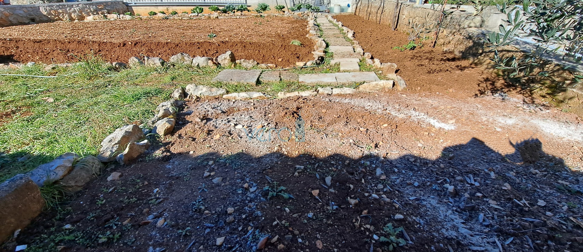 Uvala Soline, otok Krk, tri apartmana u prizemlju, okućnica, prodaja