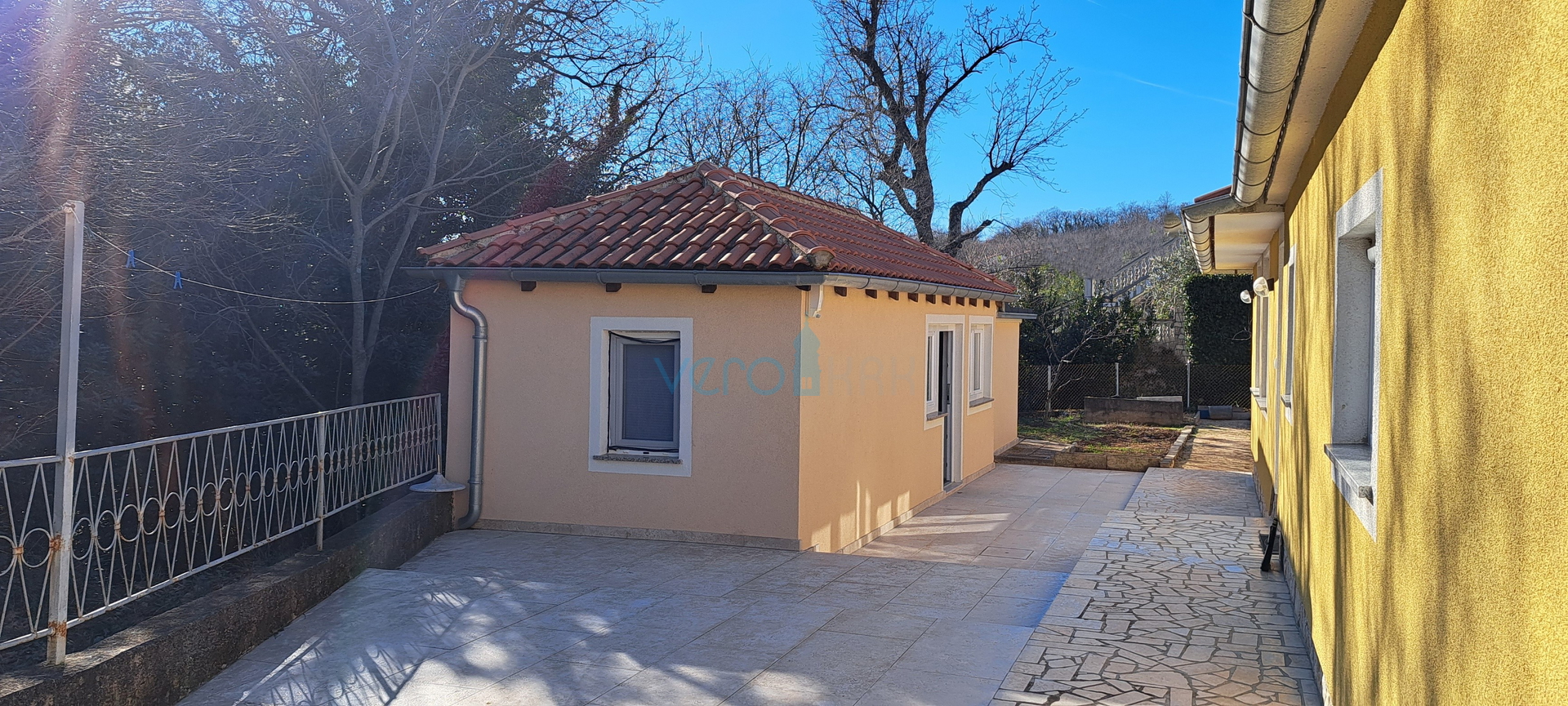 Uvala Soline, otok Krk, tri apartmana u prizemlju, okućnica, prodaja