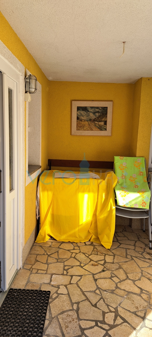 Uvala Soline, otok Krk, tri apartmana u prizemlju, okućnica, prodaja