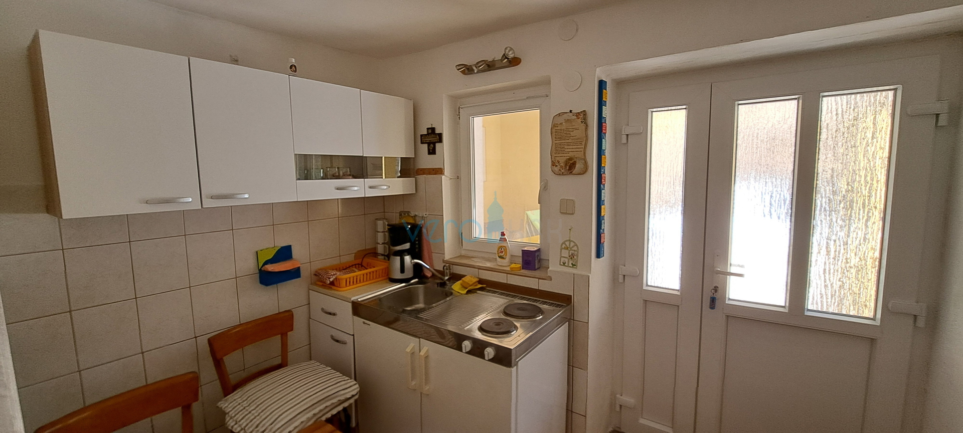 Uvala Soline, otok Krk, tri apartmana u prizemlju, okućnica, prodaja