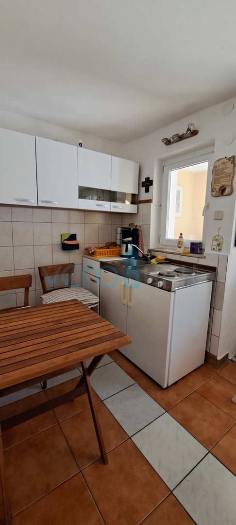 Uvala Soline, otok Krk, tri apartmana u prizemlju, okućnica, prodaja