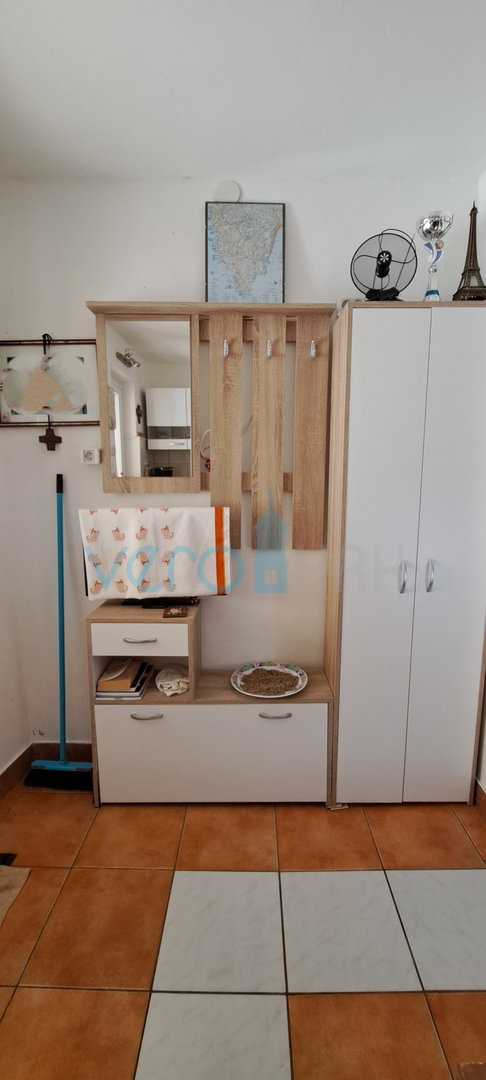 Uvala Soline, otok Krk, tri apartmana u prizemlju, okućnica, prodaja