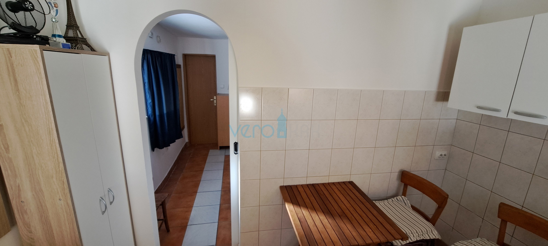 Uvala Soline, otok Krk, tri apartmana u prizemlju, okućnica, prodaja