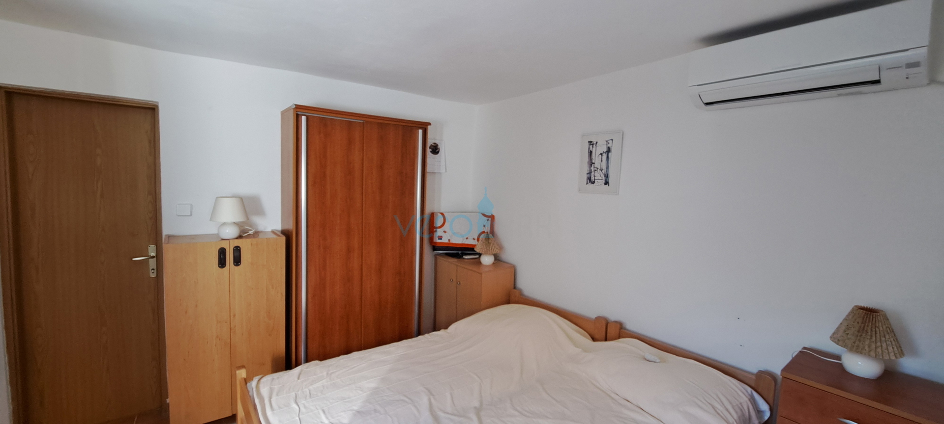 Uvala Soline, otok Krk, tri apartmana u prizemlju, okućnica, prodaja