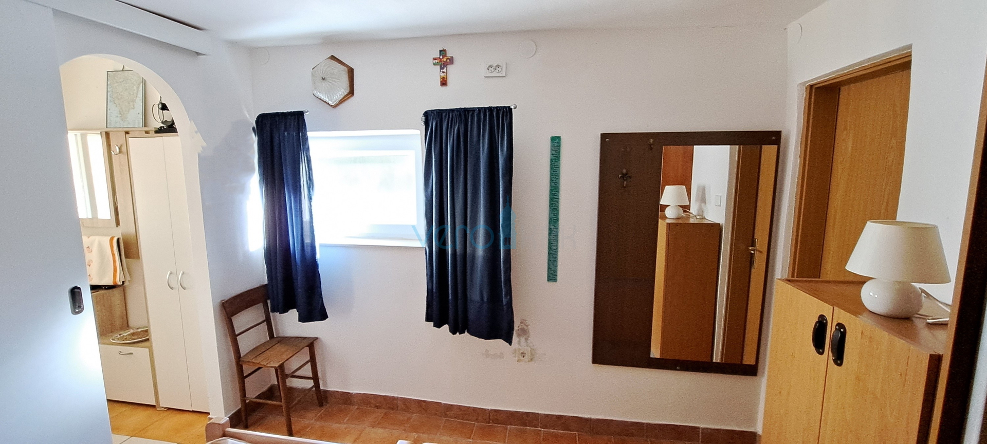 Uvala Soline, otok Krk, tri apartmana u prizemlju, okućnica, prodaja