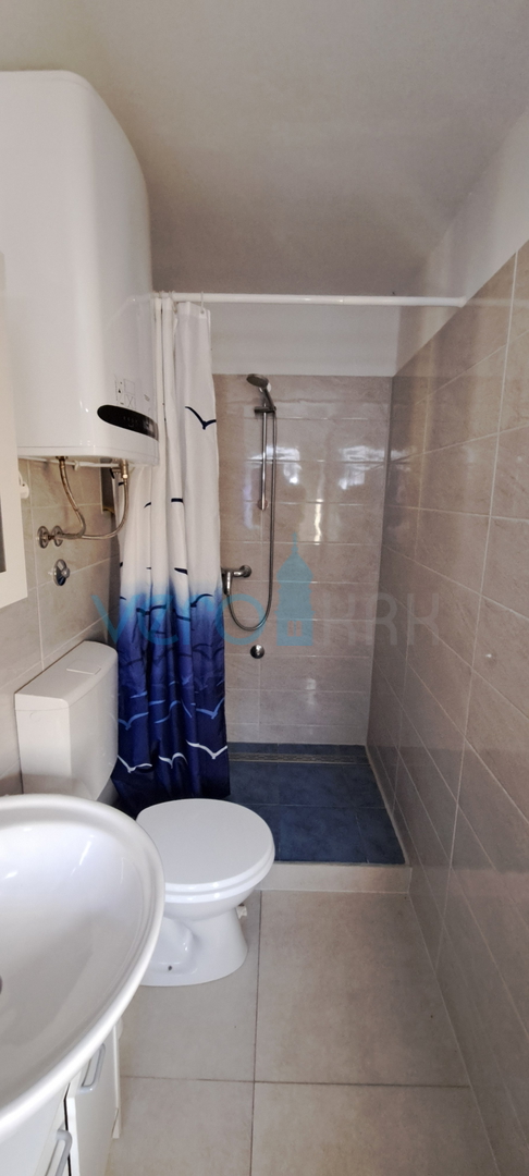 Uvala Soline, otok Krk, tri apartmana u prizemlju, okućnica, prodaja