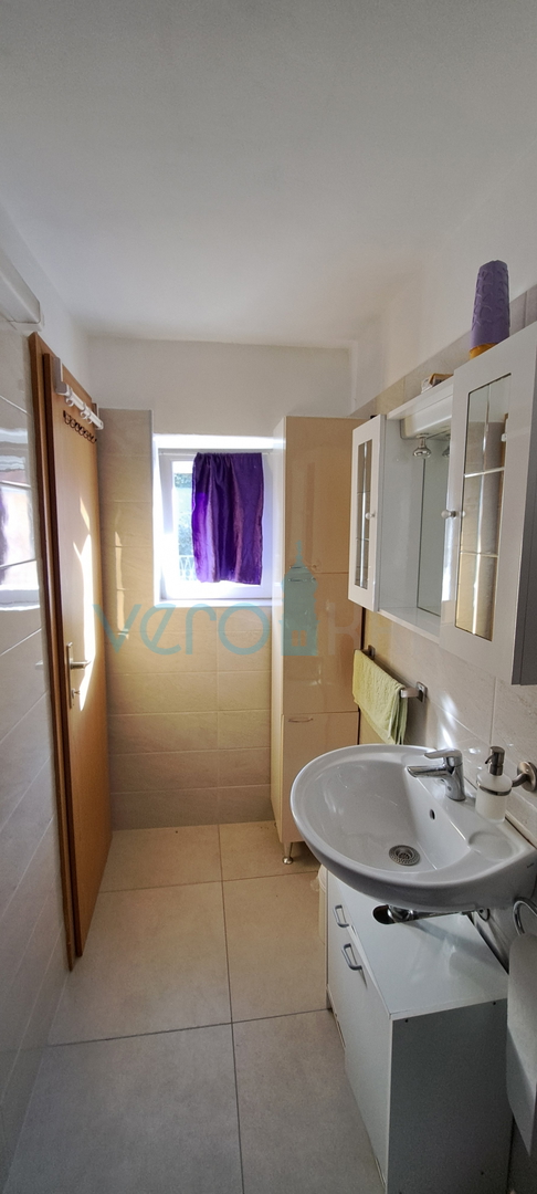 Uvala Soline, otok Krk, tri apartmana u prizemlju, okućnica, prodaja