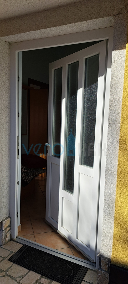 Uvala Soline, otok Krk, tri apartmana u prizemlju, okućnica, prodaja