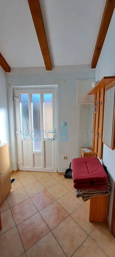 Uvala Soline, otok Krk, tri apartmana u prizemlju, okućnica, prodaja