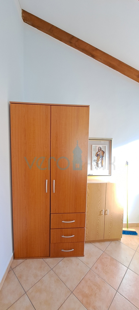 Uvala Soline, otok Krk, tri apartmana u prizemlju, okućnica, prodaja