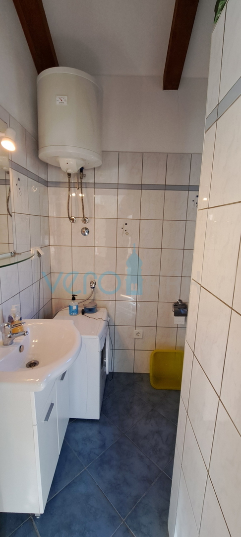 Uvala Soline, otok Krk, tri apartmana u prizemlju, okućnica, prodaja