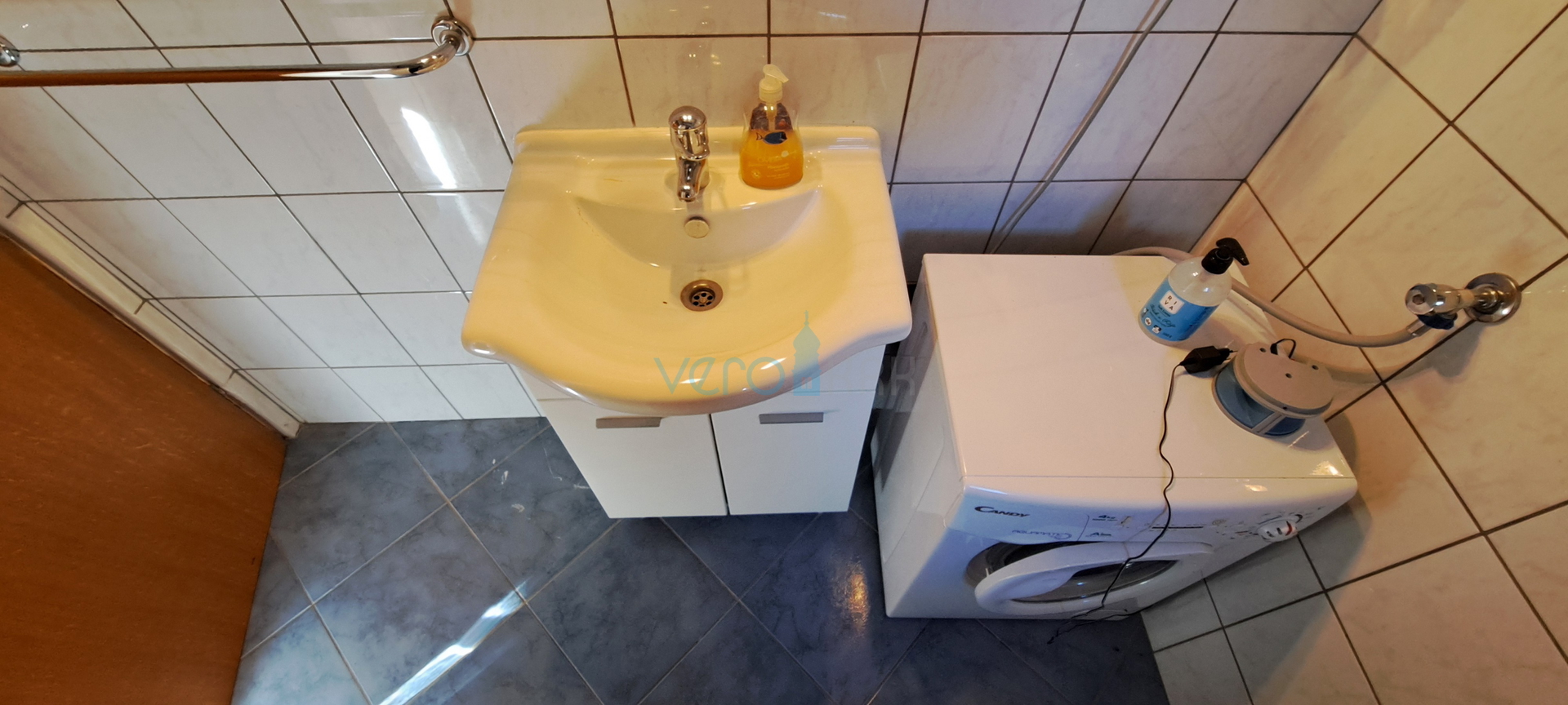 Uvala Soline, otok Krk, tri apartmana u prizemlju, okućnica, prodaja