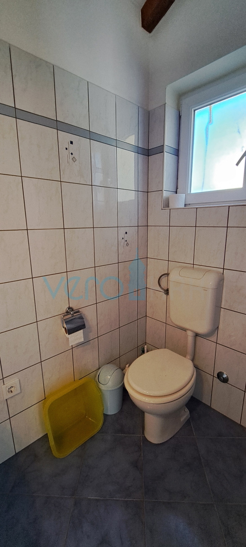 Uvala Soline, otok Krk, tri apartmana u prizemlju, okućnica, prodaja